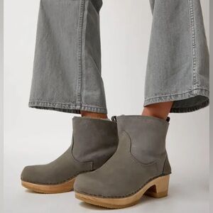 No. 6 Pull On Shearling Clog Boot on Mid Heel in Smoke Suede